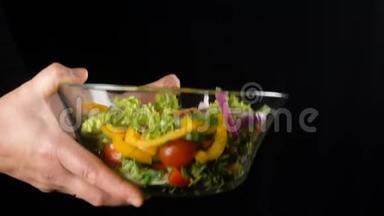 把蔬菜<strong>放到</strong>玻璃沙拉碗里，慢动作